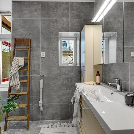 Superior 4 Bedroom *